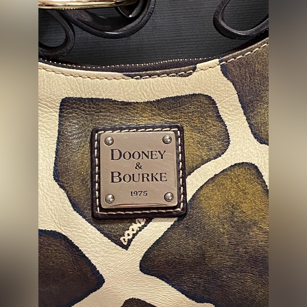 EUC Dooney and Bourke like new vintage giraffe print shoulder bag.7.5”Hx12”Wx4”D - Picture 4 of 17